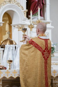 Timeless, true-to-life photography from a Catholic wedding in Indianapolis, Indiana