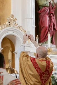 Timeless, true-to-life photography from a Catholic wedding in Indianapolis, Indiana